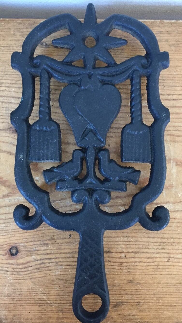 Vtg Farmhouse Antique Cast Iron Grain Tassel Broom Hearts Hearth Birds Trivet